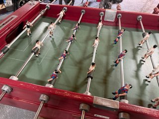 Futbolín de bar rojo