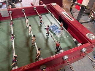 Futbolín de bar rojo