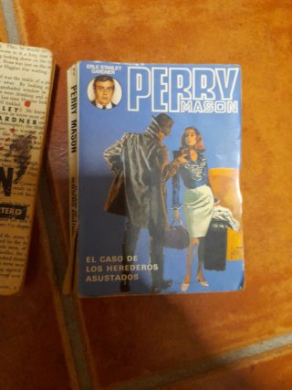 2 libros Perry masion