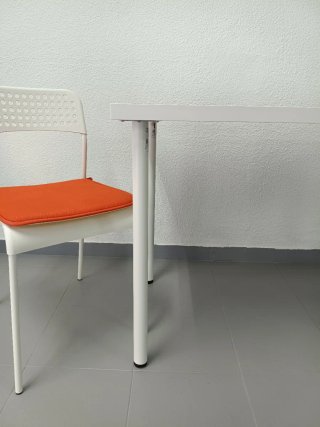Mesa y 3 Sillas Blancas con Cojines