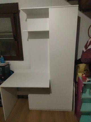 Escritorio blanco con estanterías y cajón