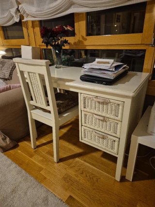Escritorio y silla marfil con detalles de mimbre