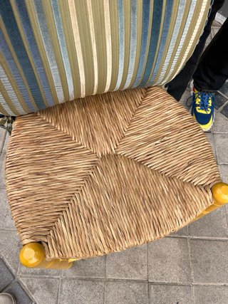 Silla de madera con asiento de enea