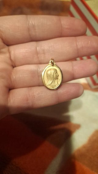 Colgante de oro con perfil de Maria