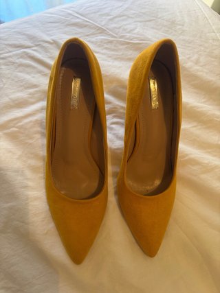 Zapatos de tacón amarillos