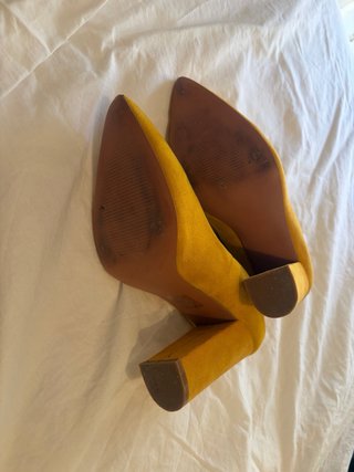 Zapatos de tacón amarillos