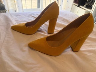Zapatos de tacón amarillos