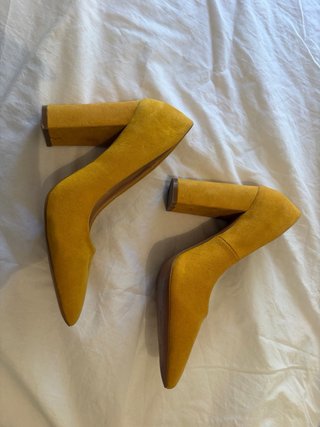 Zapatos de tacón amarillos
