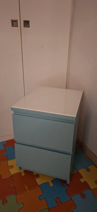 Mesita Malm Ikea con sobre de vidrio y ruedas