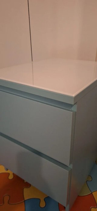 Mesita Malm Ikea con sobre de vidrio y ruedas