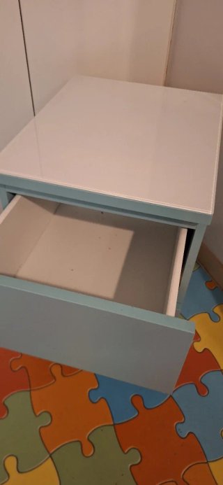 Mesita Malm Ikea con sobre de vidrio y ruedas