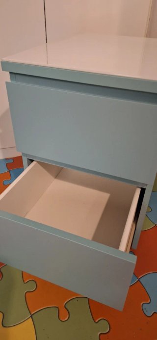 Mesita Malm Ikea con sobre de vidrio y ruedas