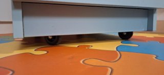 Mesita Malm Ikea con sobre de vidrio y ruedas
