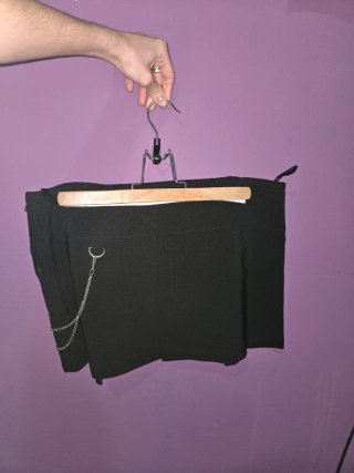 Falda negra plisada emo con cadena