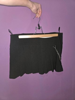 Falda negra plisada emo con cadena