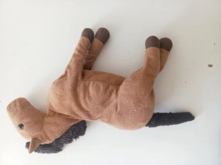 Muñeco caballo peluche marrón