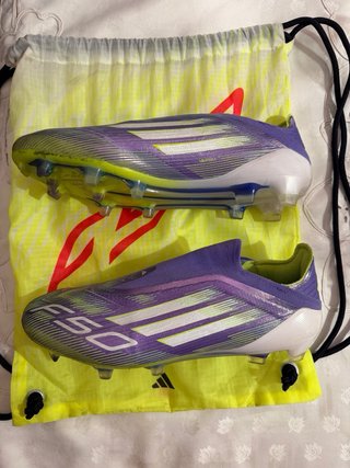 Botas de fútbol Adidas verdes y moradas F50 alta g