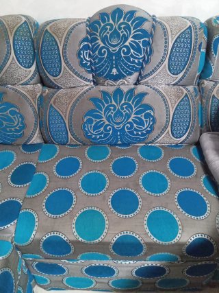 Sofá de tela azul y gris