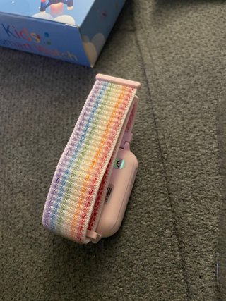 Reloj infantil rosa con correa arcoíris