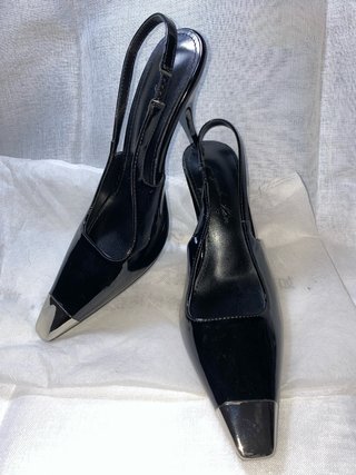 Zapatos tacón charol punta metal T36