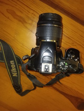 Cámara réflex Nikon D5600 + objetivo + accesorios