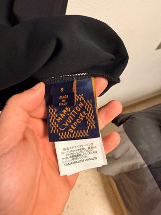 Camiseta Louis Vuitton Negra con Logo Multicolor