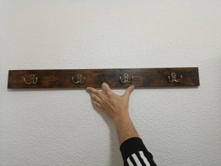 Perchero de madera con ganchos metálicos