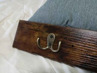 Perchero de madera con ganchos metálicos