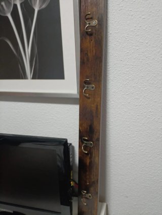 Perchero de madera con ganchos metálicos