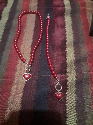 Collar y pulsera perlas rojas corazón