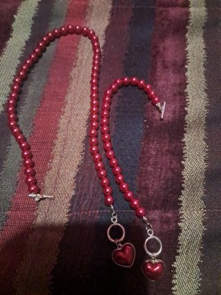 Collar y pulsera perlas rojas corazón