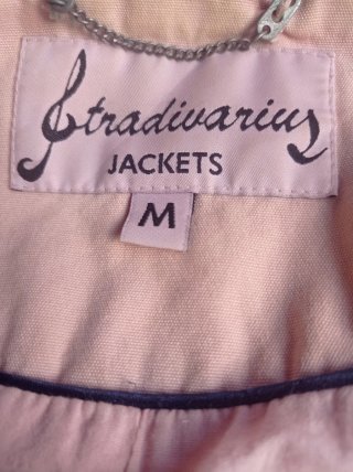 Chaqueta rosa con capucha
