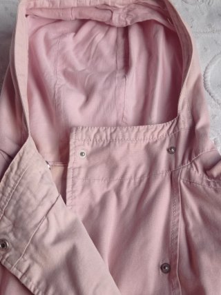 Chaqueta rosa con capucha