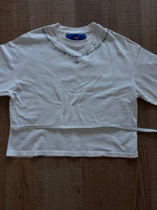 Camiseta blanca con bordado