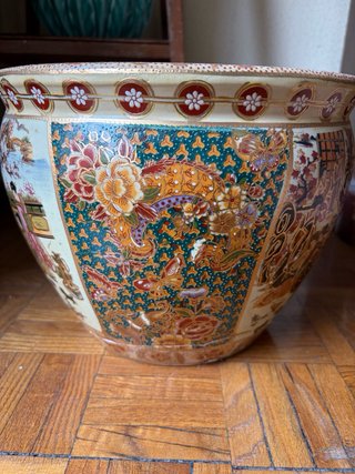 Vaso in ceramica con dettagli cinesi dorati