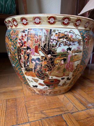 Vaso in ceramica con dettagli cinesi dorati