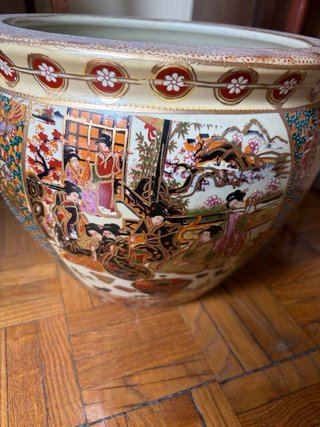 Vaso in ceramica con dettagli cinesi dorati