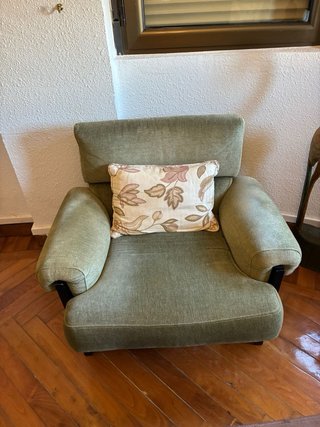 Sofá y dos sillones verdes