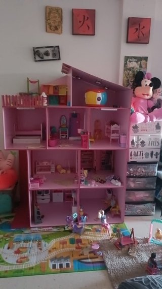 Casa de muñecas de madera hecha a mano