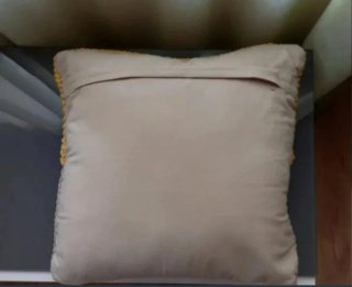 Cojín bicolor beige y amarillo