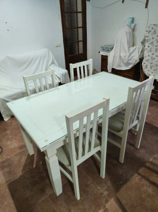 Mesa comedor blanca con 4 sillas