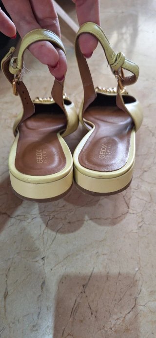 Zapatos Geox amarillos con cadena dorada