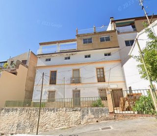edificio con bar y dos casas