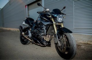 Suzuki GSR 750 Negra