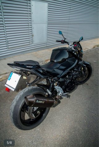 Suzuki GSR 750 Negra