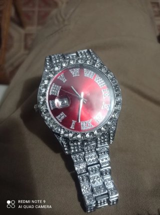Reloj Plateado y Rojo con Diamantes