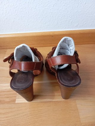 Sandalias de tacón marrón con flecos