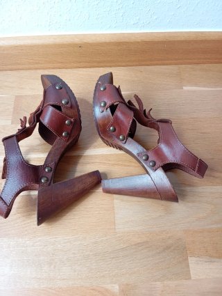 Sandalias de tacón marrón con flecos
