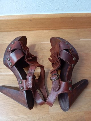 Sandalias de tacón marrón con flecos