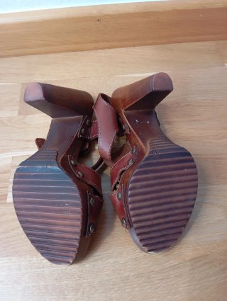 Sandalias de tacón marrón con flecos